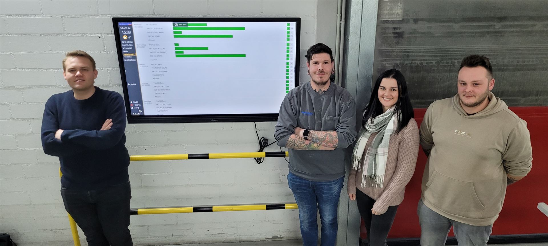 Team von Rathmayr und LEANIO vor dem Produktions-Dashboard